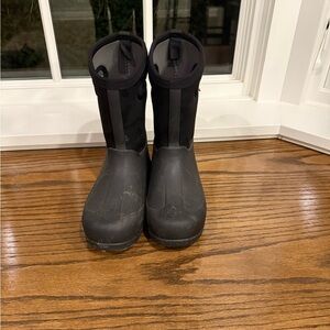 Bogs Kids Black/Camo Pattern Boots. Size 4.